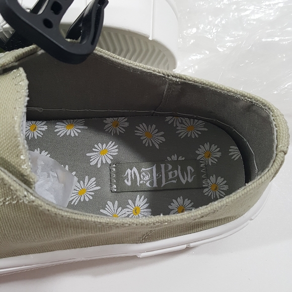 Shoes Size 11 Model Fran with Free Wild Fable Crossbody Purse - Picture 5 of 8